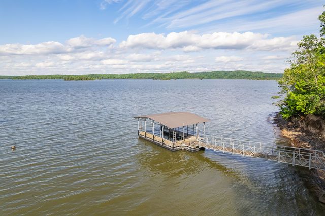 685 River Oaks Dr, Big Sandy, TN 38221