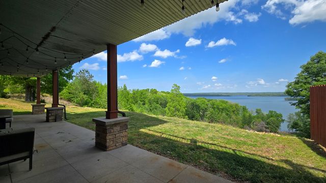 685 River Oaks Dr, Big Sandy, TN 38221