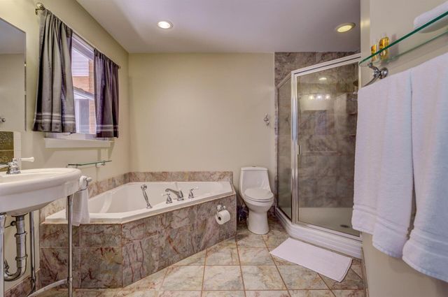 450 & 135 Holyfield LN, Moneta, VA 24121