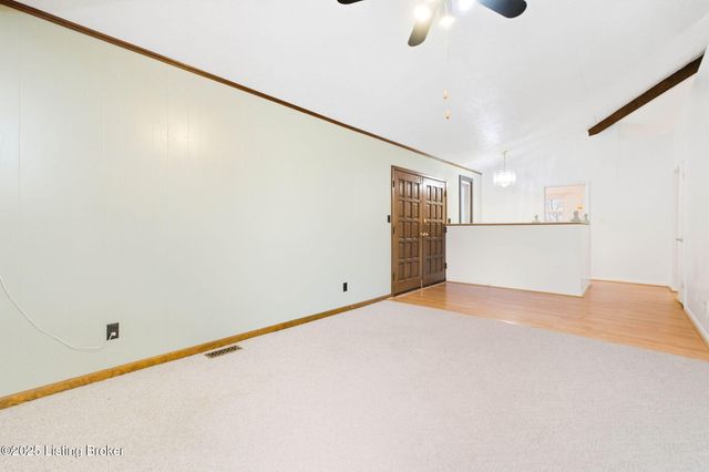 3300 Pin Oak Dr, La Grange, KY 40031