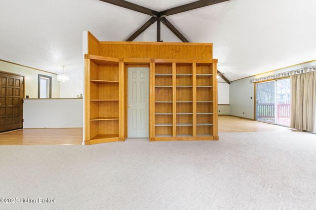 3300 Pin Oak Dr, La Grange, KY 40031