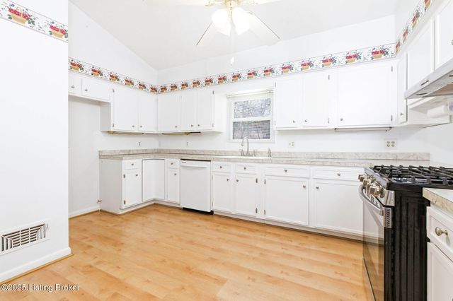 3300 Pin Oak Dr, La Grange, KY 40031