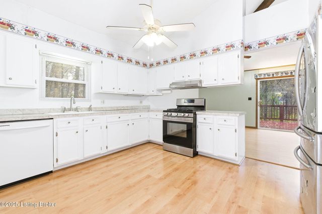 3300 Pin Oak Dr, La Grange, KY 40031