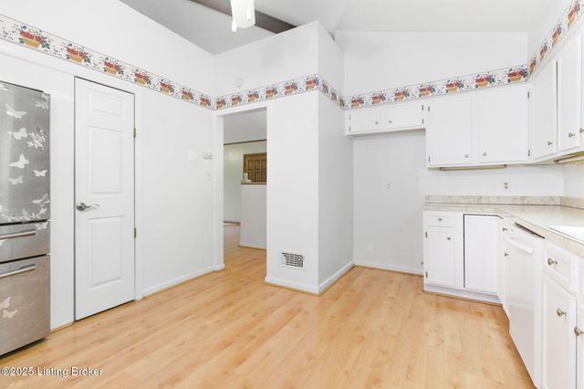 3300 Pin Oak Dr, La Grange, KY 40031