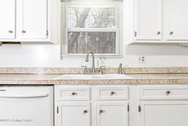 3300 Pin Oak Dr, La Grange, KY 40031