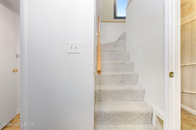 3300 Pin Oak Dr, La Grange, KY 40031