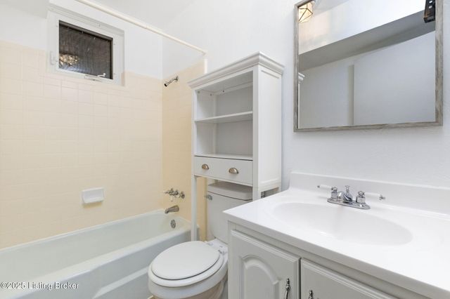 3300 Pin Oak Dr, La Grange, KY 40031