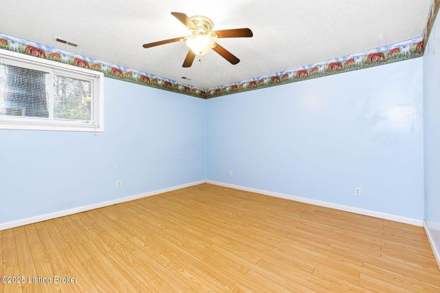 3300 Pin Oak Dr, La Grange, KY 40031