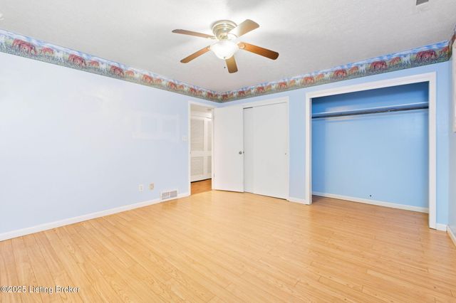 3300 Pin Oak Dr, La Grange, KY 40031