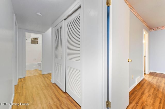 3300 Pin Oak Dr, La Grange, KY 40031