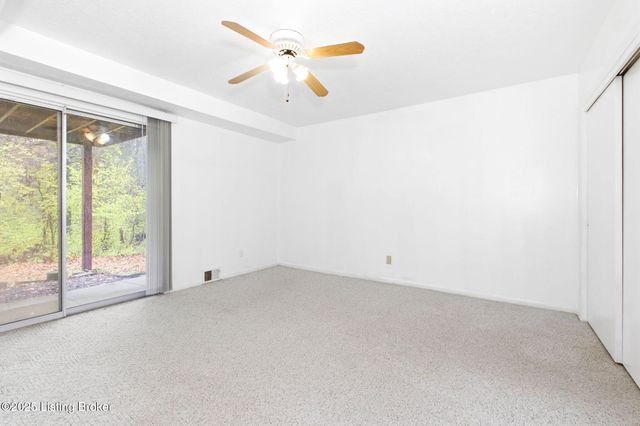 3300 Pin Oak Dr, La Grange, KY 40031