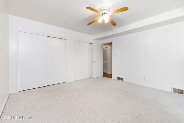 3300 Pin Oak Dr, La Grange, KY 40031