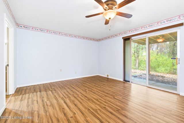 3300 Pin Oak Dr, La Grange, KY 40031