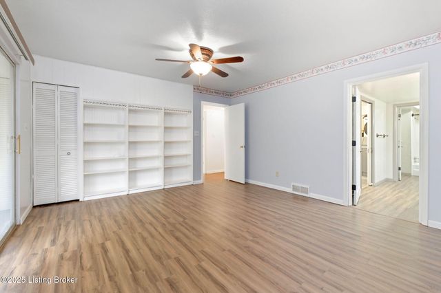 3300 Pin Oak Dr, La Grange, KY 40031