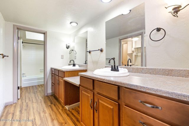 3300 Pin Oak Dr, La Grange, KY 40031