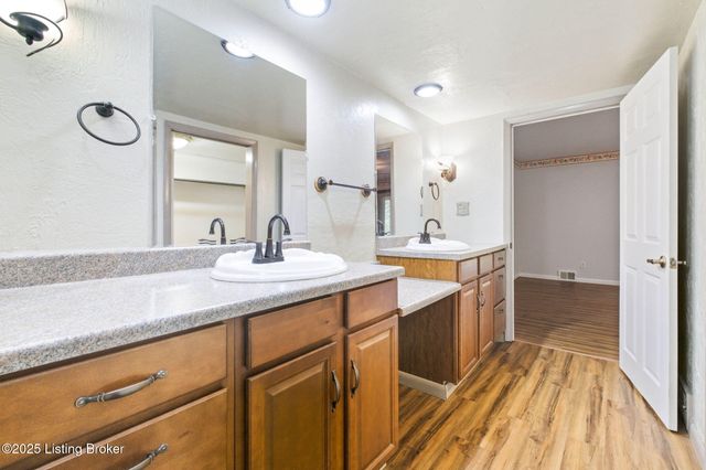 3300 Pin Oak Dr, La Grange, KY 40031