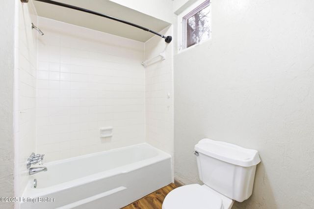 3300 Pin Oak Dr, La Grange, KY 40031