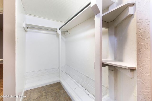 3300 Pin Oak Dr, La Grange, KY 40031