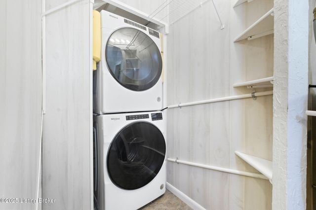 3300 Pin Oak Dr, La Grange, KY 40031