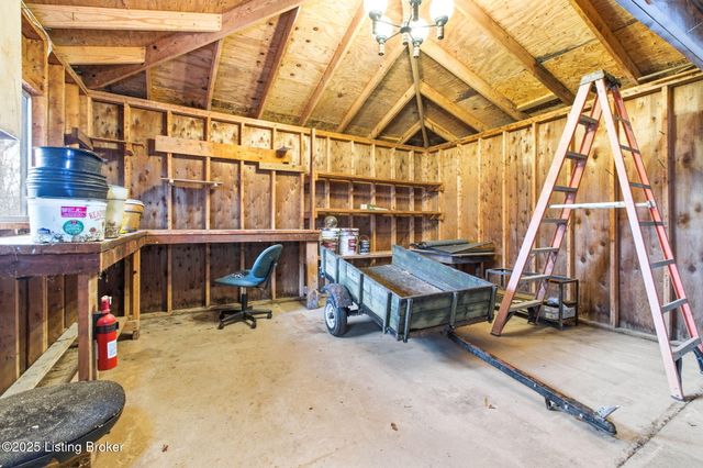 3300 Pin Oak Dr, La Grange, KY 40031