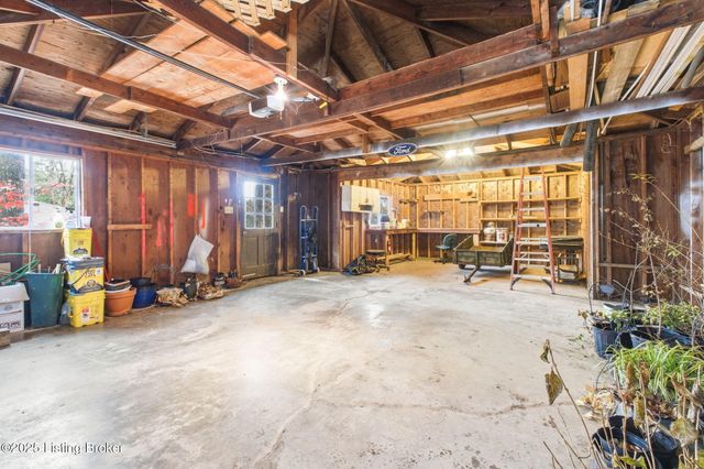 3300 Pin Oak Dr, La Grange, KY 40031