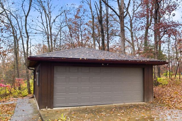 3300 Pin Oak Dr, La Grange, KY 40031