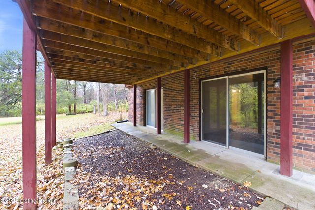 3300 Pin Oak Dr, La Grange, KY 40031