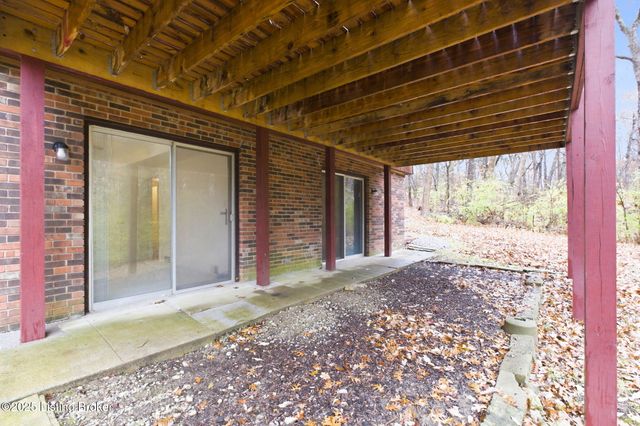 3300 Pin Oak Dr, La Grange, KY 40031