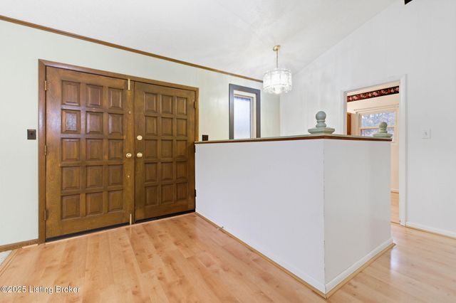 3300 Pin Oak Dr, La Grange, KY 40031