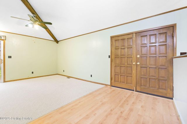 3300 Pin Oak Dr, La Grange, KY 40031