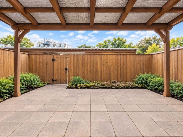 526 N Post Oak Lane, Houston, TX 77024