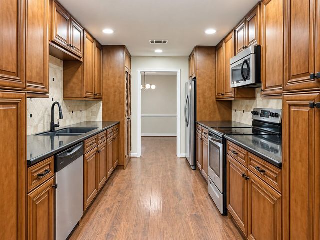 526 N Post Oak Lane, Houston, TX 77024
