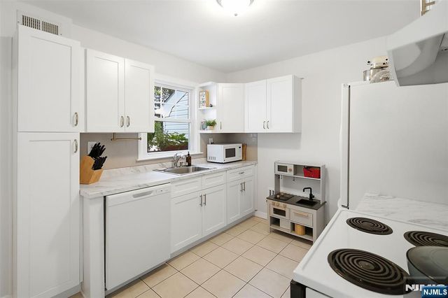 11 Monroe Avenue, Roseland, NJ 07068