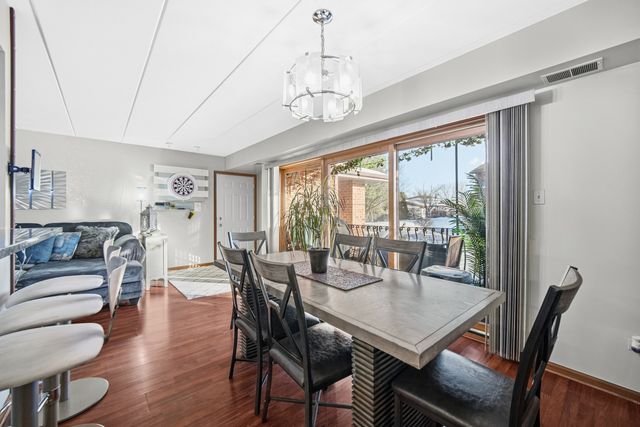 8208 Cobblestone Drive 1B, Palos Hills, IL 60465