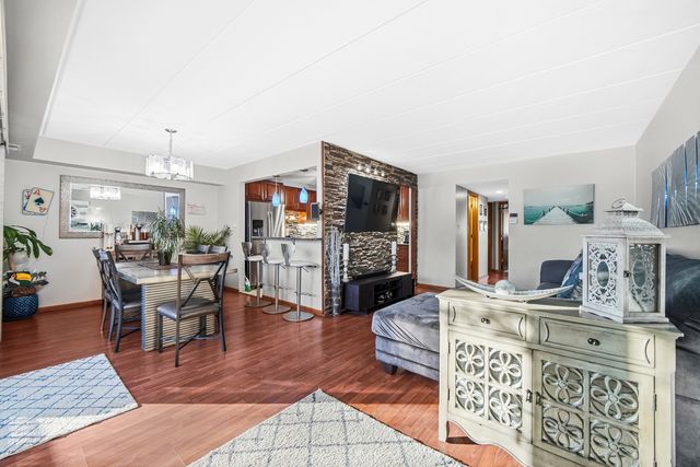 8208 Cobblestone Drive 1B, Palos Hills, IL 60465