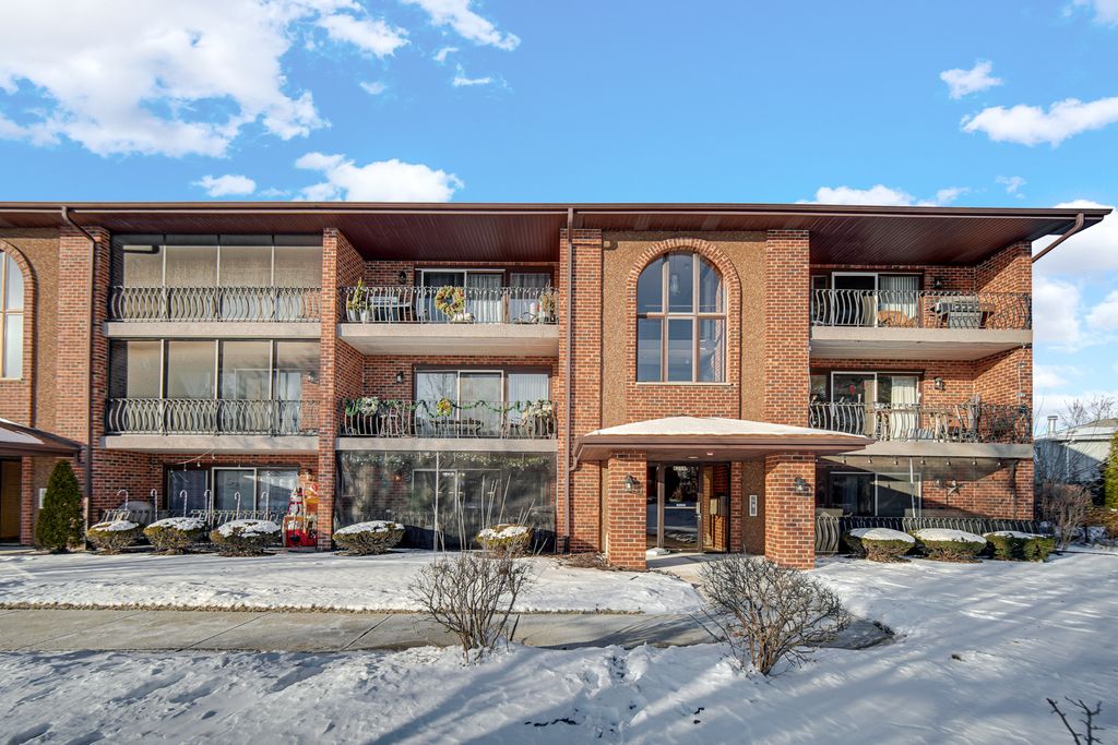 8208 Cobblestone Drive 1B, Palos Hills, IL 60465