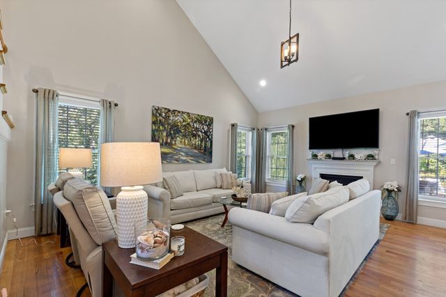 618 Bourne Rd, Plymouth, MA 02360