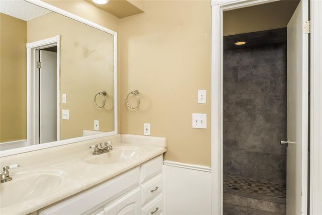 6807 Cricket Canyon Road, Oklahoma City, OK 73162