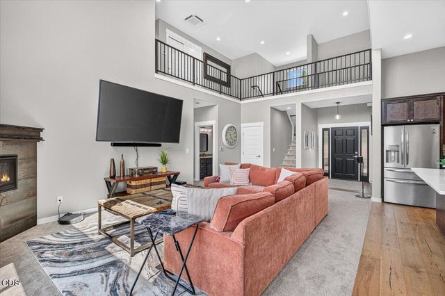 232 Willow Springs Drive, Talent, OR 97540