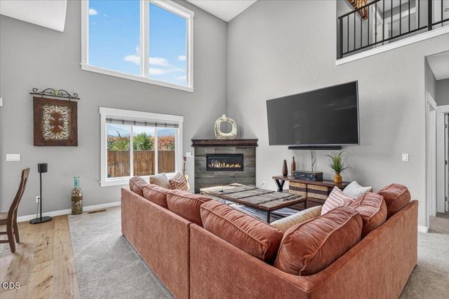 232 Willow Springs Drive, Talent, OR 97540