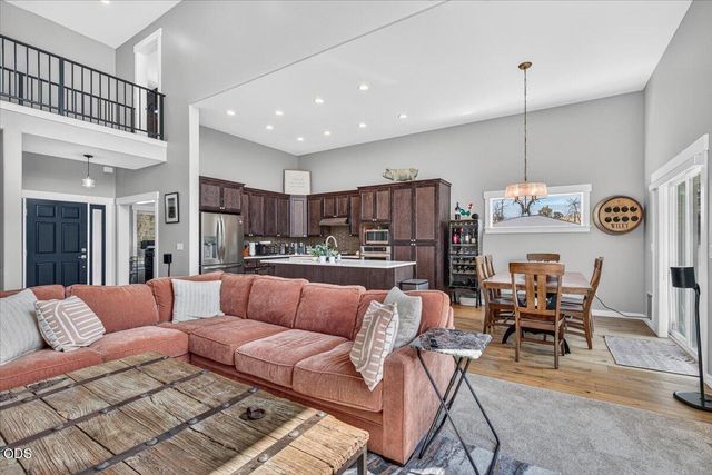 232 Willow Springs Drive, Talent, OR 97540