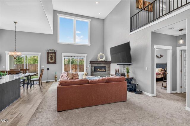 232 Willow Springs Drive, Talent, OR 97540