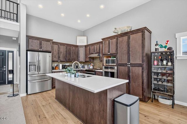 232 Willow Springs Drive, Talent, OR 97540
