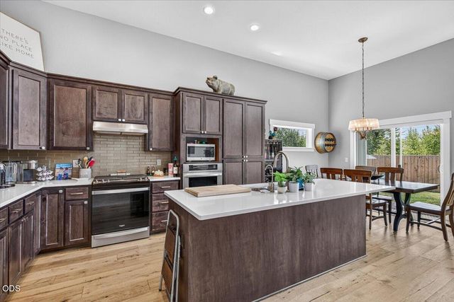 232 Willow Springs Drive, Talent, OR 97540