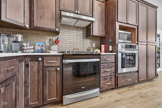 232 Willow Springs Drive, Talent, OR 97540