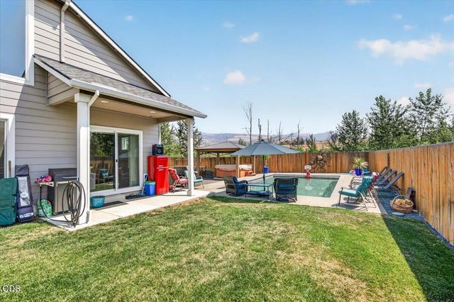 232 Willow Springs Drive, Talent, OR 97540