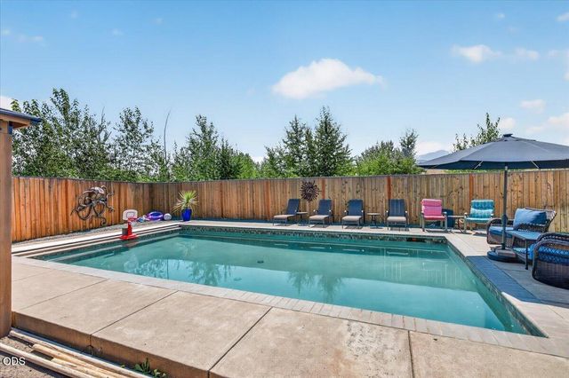 232 Willow Springs Drive, Talent, OR 97540