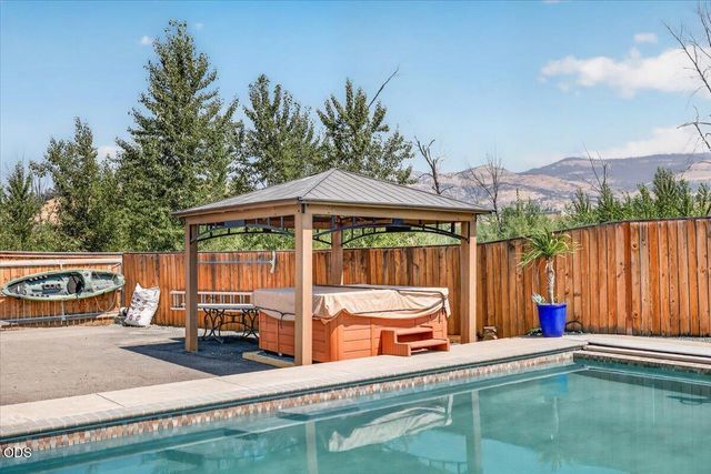 232 Willow Springs Drive, Talent, OR 97540