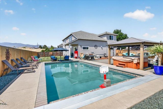 232 Willow Springs Drive, Talent, OR 97540
