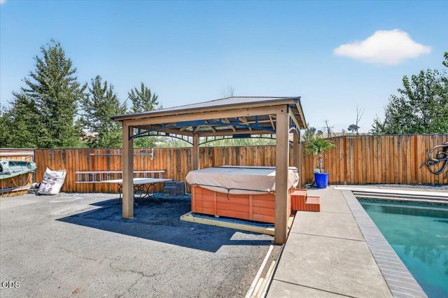 232 Willow Springs Drive, Talent, OR 97540